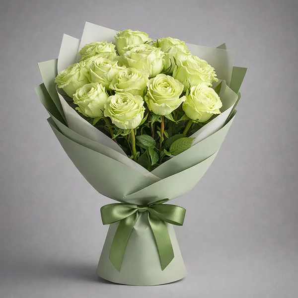 Букет зеленых роз в упаковке